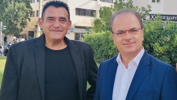 Der Bürgermeister von Rethymnon, Giorgos Marinakis, dankt Karl Röske für das Schutzprojekt „alte Olivenbäume“)