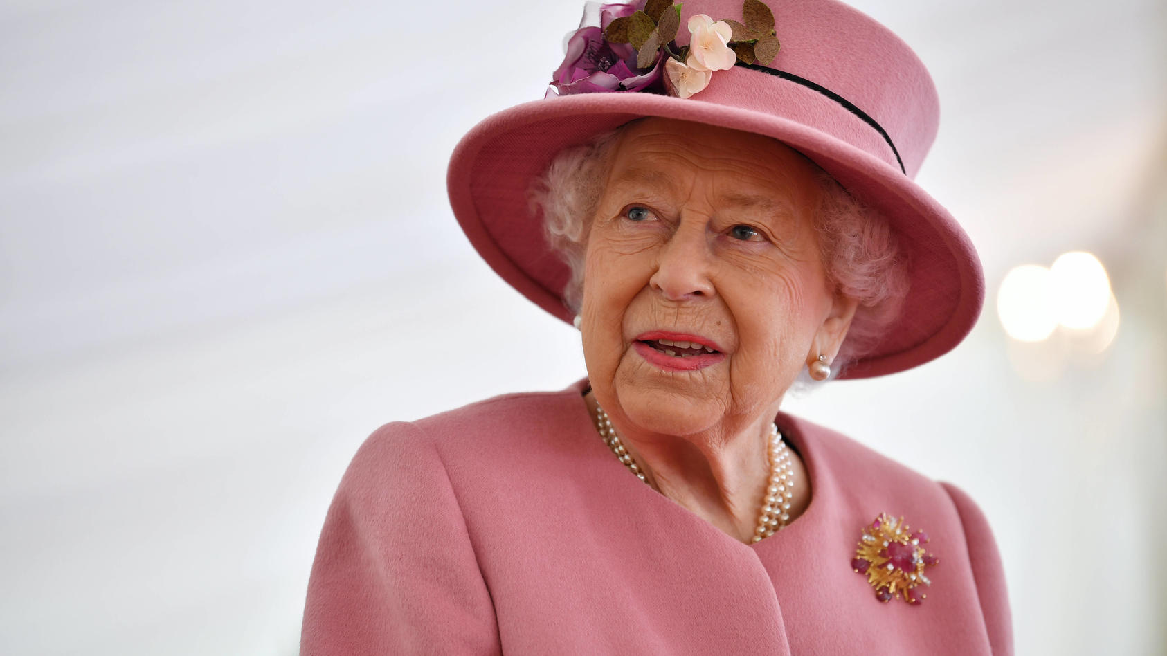 Entertainment Themen der Woche KW42 Entertainment Bilder des Tages . 15/10/2020. Salisbury, United Kingdom. Queen Elizabeth II during a visit to the Defence Science and Technology Laboratory in Porton Down, near Salisbury,United Kingdom. PUBLICATIONx