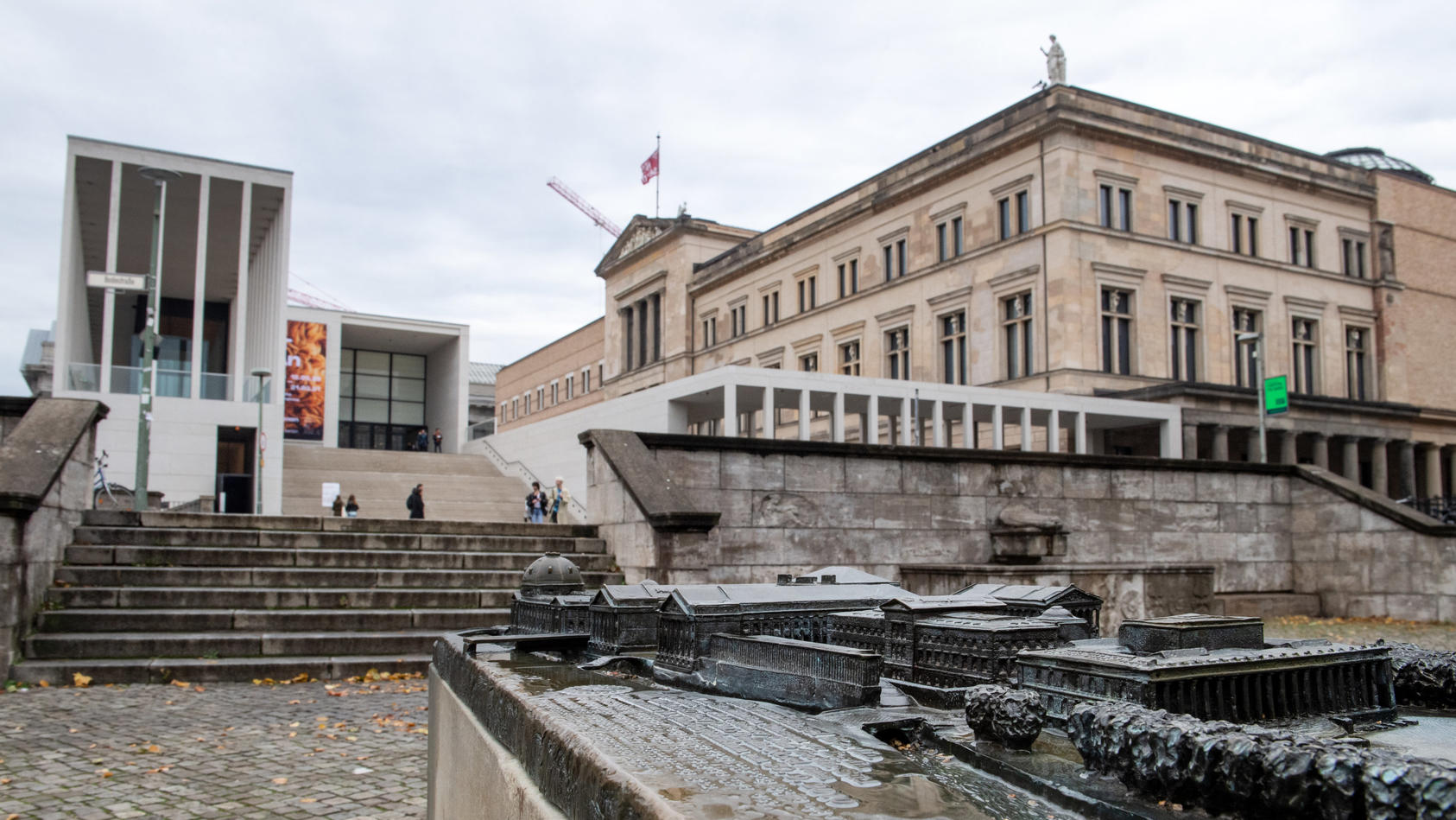 21.10.2020, Berlin: Ein Modell der Museumsinsel steht gegenüber vom Eingang der Museumsinsel, der James Simon Galerie, und dem Neuen Museum. Auf der Berliner Museumsinsel sind Dutzende Kunstwerke augenscheinlich mutwillig beschädigt worden. Die Besch