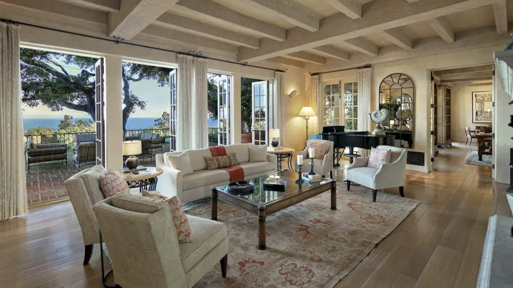Das Wohnzimmer von Katy Perrys und Orlando Blooms Montecito-Villa
