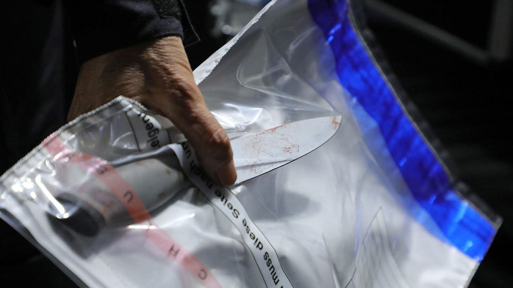ARCHIV - 05.10.2020, Sachsen, Dresden: Ein Kriminaltechniker stellt ein Messer am Tatort sicher. Die tödliche Messerattacke auf zwei Touristen am 4. Oktober hat möglicherweise einen extremistischen Hintergrund. Die Generalstaatsanwaltschaft Dresden h