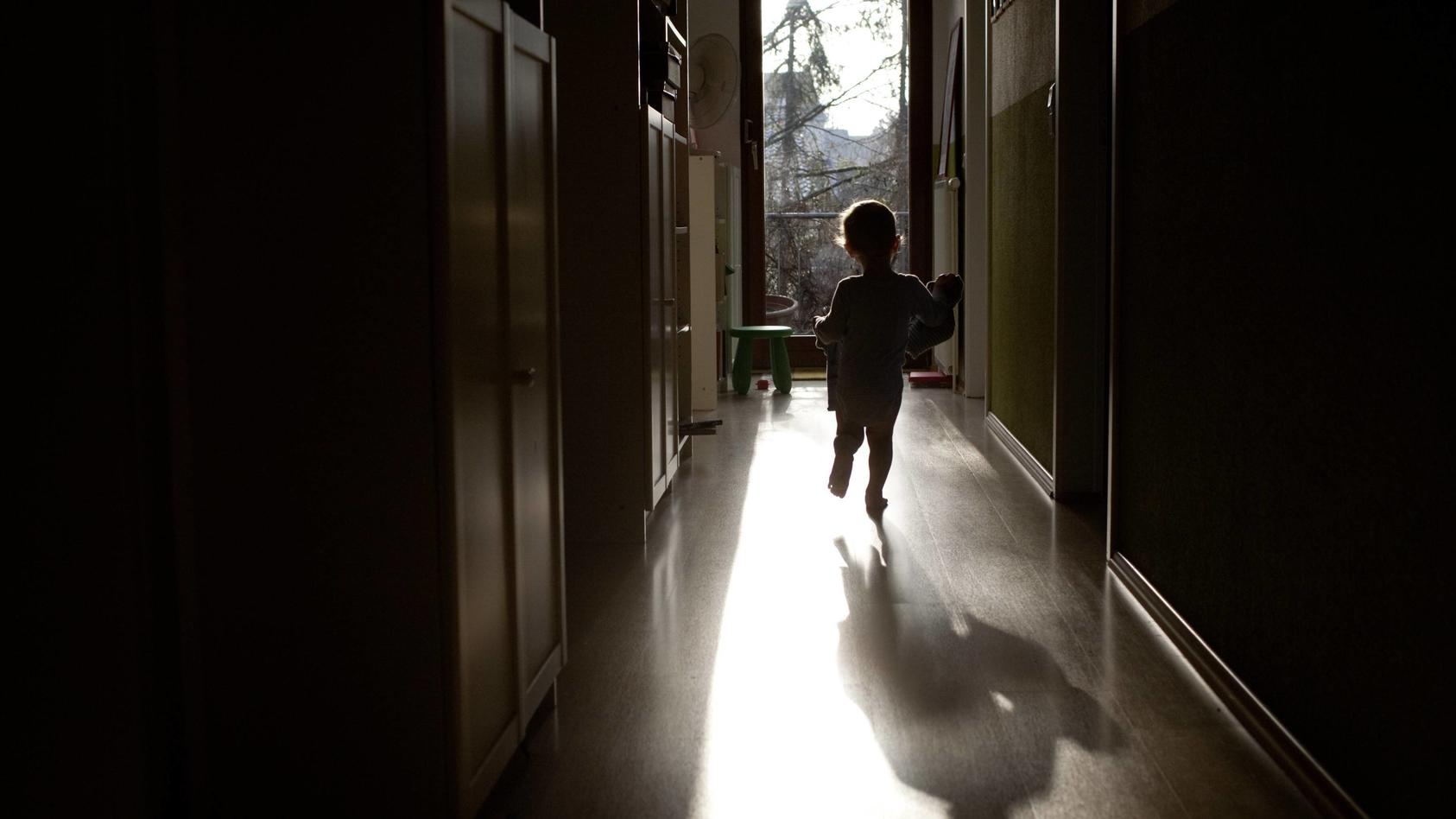 Kind spielt auf dem Flur . Child playing in the hallway . , MODEL RELEASE vorhanden , MODEL RELEASED , Bonn DEU, Deutsc