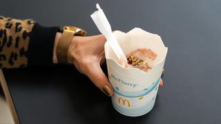 Frau hält McFlurry-Eis