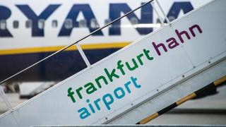 Eine Ryanair-Maschine steht auf dem Rollfeld am Flughafen Hahn