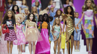 ARCHIV - 20.02.2018, USA, New York: Barbie-Puppen des Herstellers Mattel werden bei der Spielzeugmesse «Toy Fair» präsentiert. Starke «Barbie»- und «Hot Wheels»-Verkäufe haben dem US-Spielzeughersteller Mattel im dritten Quartal zu einem kräftigen Gewinnsprung verholfen. Foto: Mark Lennihan/AP/dpa +++ dpa-Bildfunk +++