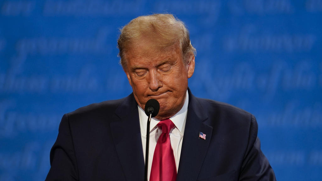 22.10.2020, USA, Nashville: Donald Trump, Präsident der USA, beim letzten TV-Duell in der Belmont University. Zwölf Tage vor der Wahl sind US-Präsident Trump und sein Herausforderer Biden zu ihrem zweiten und letzten TV-Duell zusammengekommen. Foto: