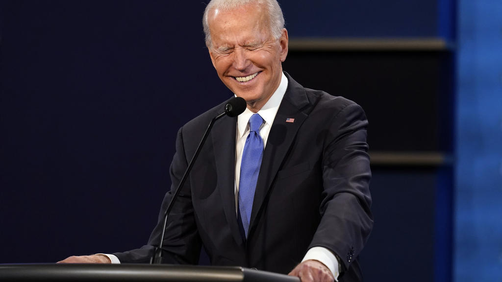 22.10.2020, USA, Nashville: Joe Biden, Präsidentschaftskandidat der Demokraten, lacht beim letzten TV-Duell in der Belmont University. Zwölf Tage vor der Wahl sind US-Präsident Trump und sein Herausforderer Biden zu ihrem zweiten und letzten TV-Duell