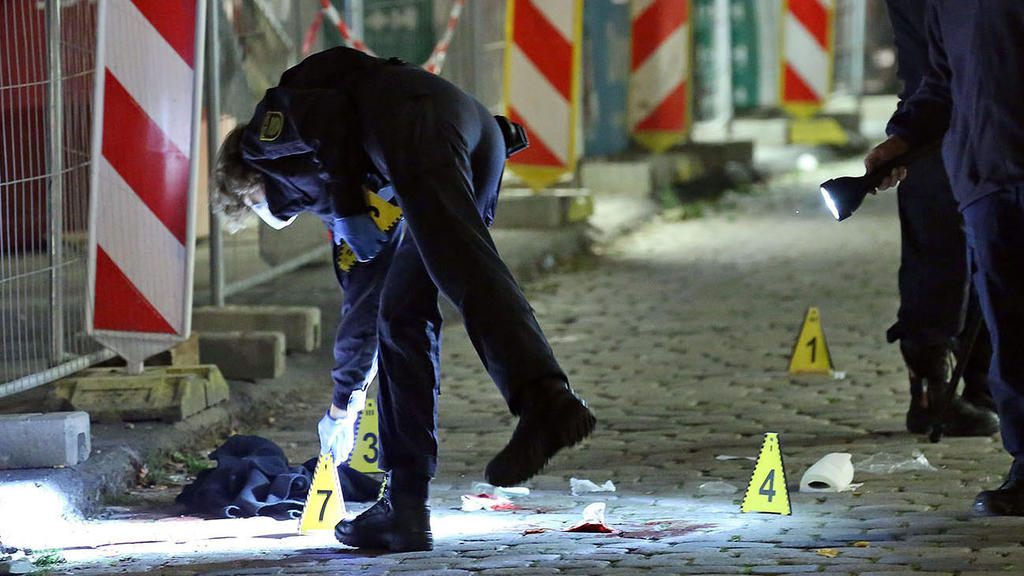 05.10.2020, Sachsen, Dresden: Kriminaltechniker und die Tatortgruppe des LKA Sachsen sichern Spuren an einen Tatort. Die tödliche Messerattacke auf zwei Touristen am 4. Oktober hat möglicherweise einen extremistischen Hintergrund. Die Generalstaatsan