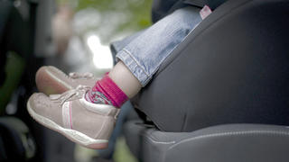 Ein Mädchen sitzt am 22.05.2013 angeschnallt in einem Kindersitz in einem Auto in Frankfurt am Main (Hessen). Der ADAC Hessen-Thüringen informierte am Mittwoch bei einer Pressekonferenz über den aktuellen Kindersitztest. Foto: Nicolas Armer/dpa +++(c) dpa - Bildfunk+++