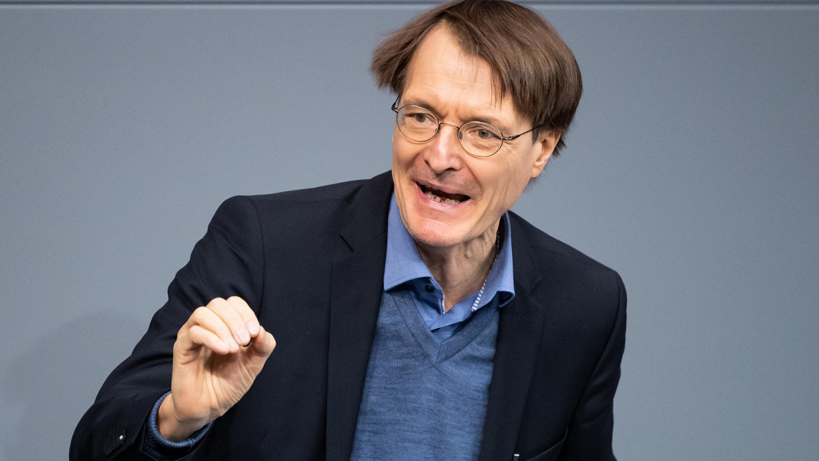 ARCHIV - 28.11.2019, Berlin: Karl Lauterbach (SPD) spricht bei der Haushalts-Beratung des Etats vom Bundesministerium für Justiz und Verbraucherschutz im Deutschen Bundestag.  Um einen Kontrollverlust der Gesundheitsämter in der Corona-Krise zu verhi