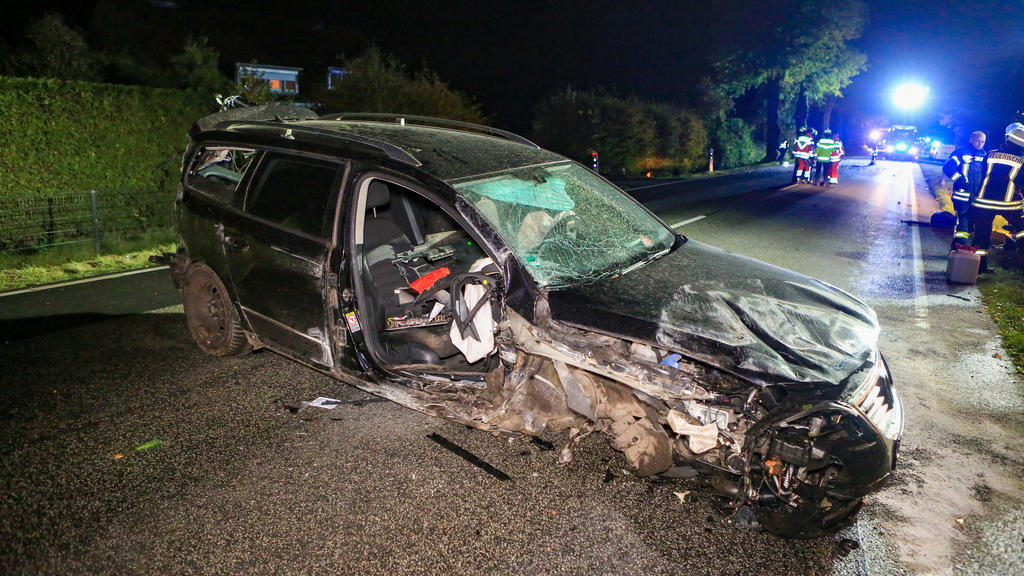 24.10.2020, Schleswig-Holstein, Leezen: Nach einem Unfall ist ein Fahrzeug völlig zerstört. Bei einem Unfall zwischen einem Bus und einem Auto in Mözen im Kreis Segeberg ist eine Frau ums Leben gekommen. Foto: -/Blaulicht-News.de/dpa +++ dpa-Bildfunk