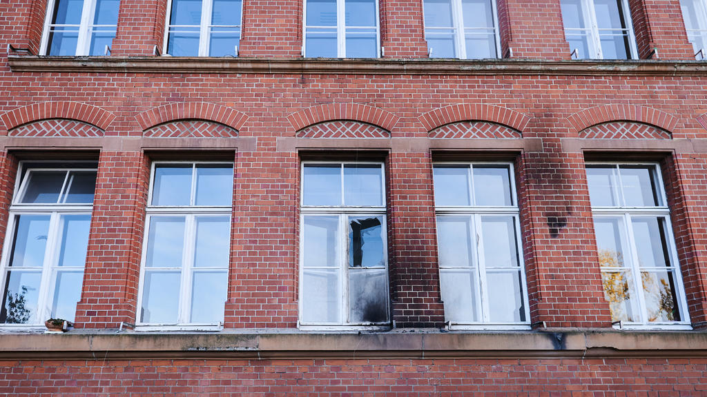 Eine zerbrochene Fensterscheibe und Rußspuren waren nach dem Anschlag am Gebäude des Robert Koch-Instituts in der General-Pape-Straße zu sehen.