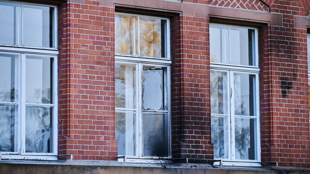 25.10.2020, Berlin: Beschädigt sind die Fassade und Fenster am Robert Koch-Institut in der General-Pape-Straße. Brandsätze hinterließen Rußspuren. Laut Polizei wurde das Gebäude in der Nacht zu Sonntag, 25.10.2020 mit Flaschen und Brandsätzen beworfe