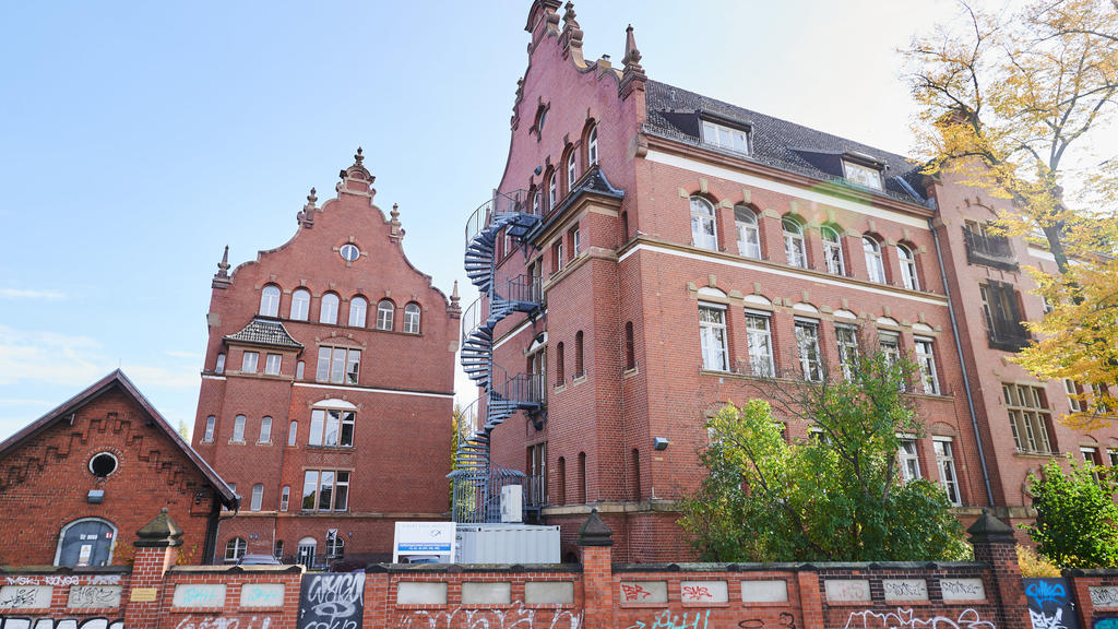 25.10.2020, Berlin: Ein Gebäude des Robert Koch-Institutes in der General-Pape-Straße, das laut Polizei in der Nacht zu Sonntag, 25.10.2020 mit Flaschen und Brandsätzen beworfen wurde. Foto: Annette Riedl/dpa +++ dpa-Bildfunk +++