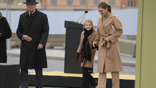 Opa Carl Gustaf eröffnete mit Prinzessin Estelle und Kronprinzessin Victoria von Schweden eine Brücke in Stockholm.