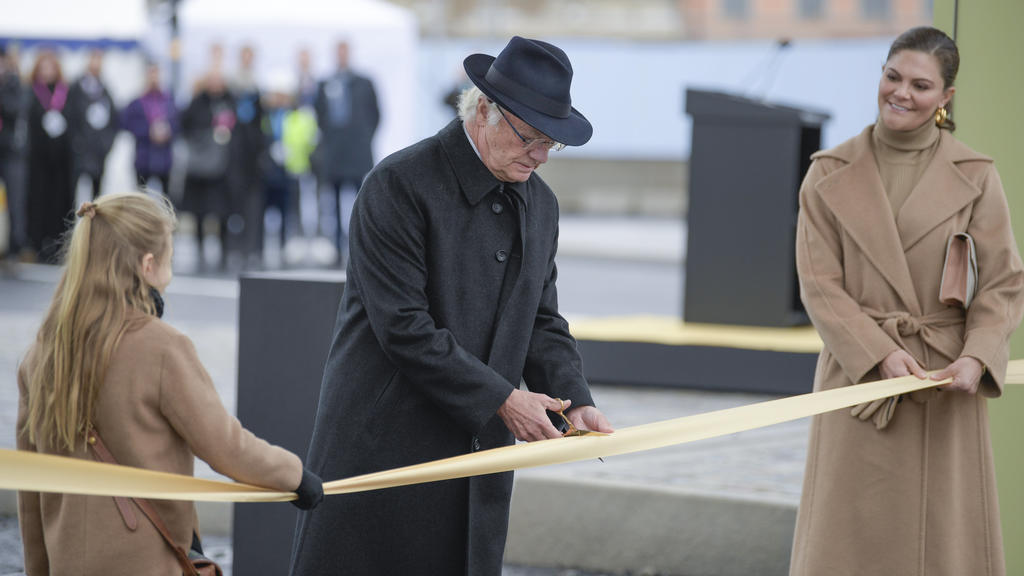 König Carl Gustaf eröffnete mit Prinzessin Estelle und Kronprinzessin Victoria von Schweden eine Brücke in Stockholm.