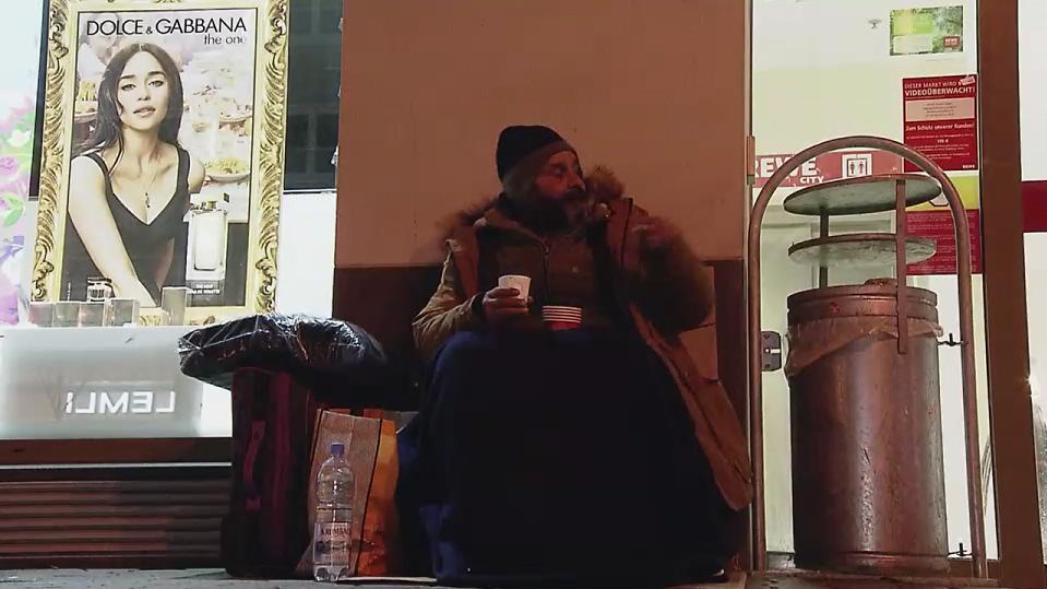 Obdachloser in Frankfurt wird von Kältebus der Obdachlosenhilfe versorgt