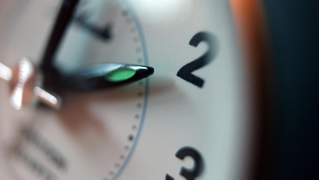 Der Zeiger eines Weckers steht auf zwei Uhr.