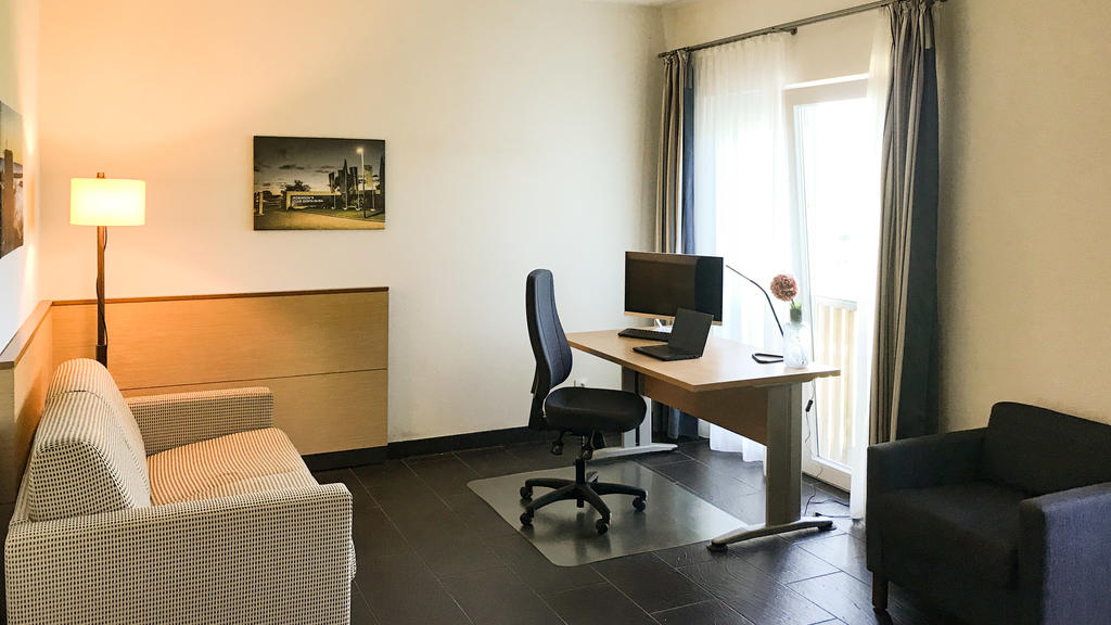 Schick eingerichtetes Zimmer