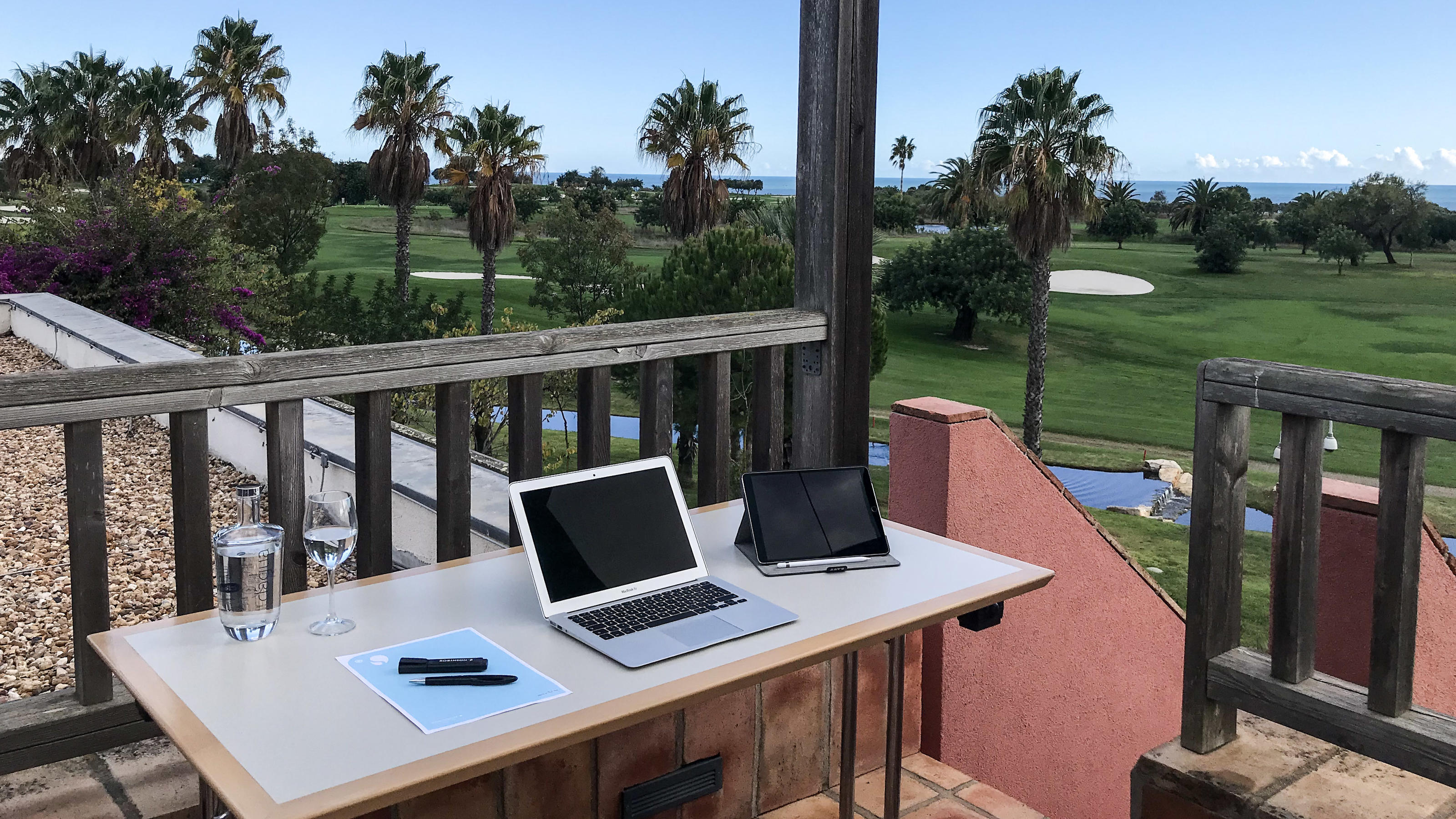 Terrasse mit Tisch und Laptop drauf
