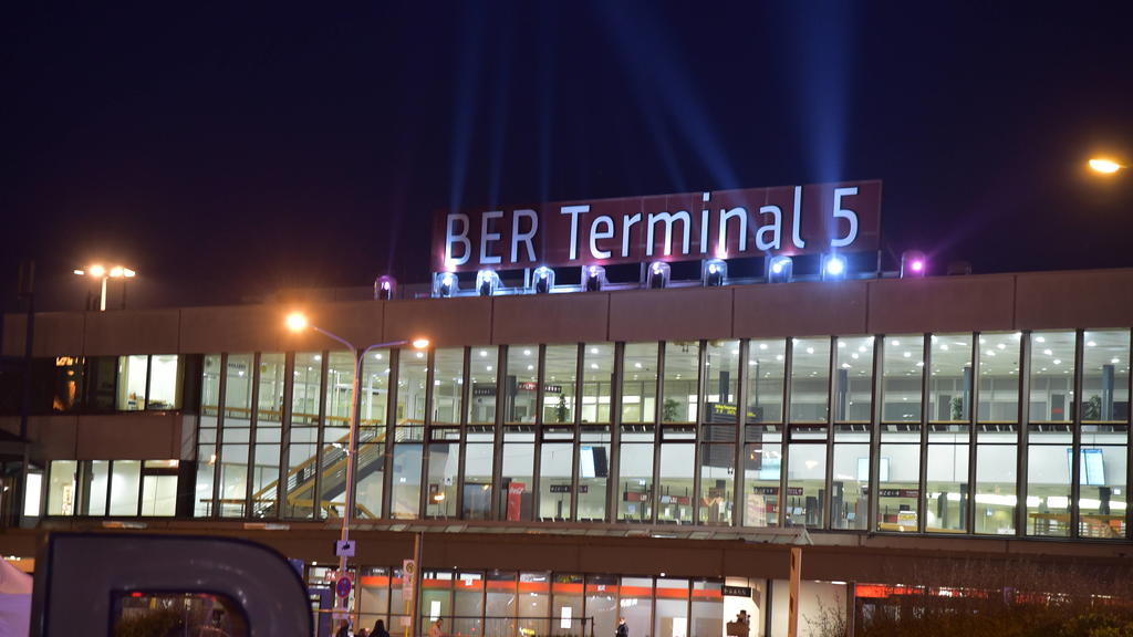 News Themen der Woche KW43 News Bilder des Tages Aus SXF wird BER Lichtspiele zur feierlichen Eröffnung zur Umbenennung des Terminals Begrüssung und Übergabe der bisherigen Leuchtbuchstaben, Flughafen BER Terminal 5, ehemals Flughafen Schönefeld, Gem