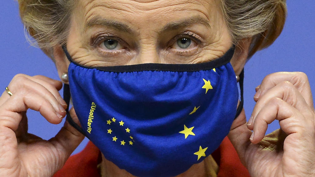 dpatopbilder - 01.10.2020, Belgien, Brüssel: Ursula von der Leyen (CDU), Präsidentin der Europäischen Kommission, mit Mund-Nasen-Schutz gibt im Hauptsitz der Europäischen Kommission eine Presseerklärung ab. Im Brexit-Streit leitet die Europäische Uni