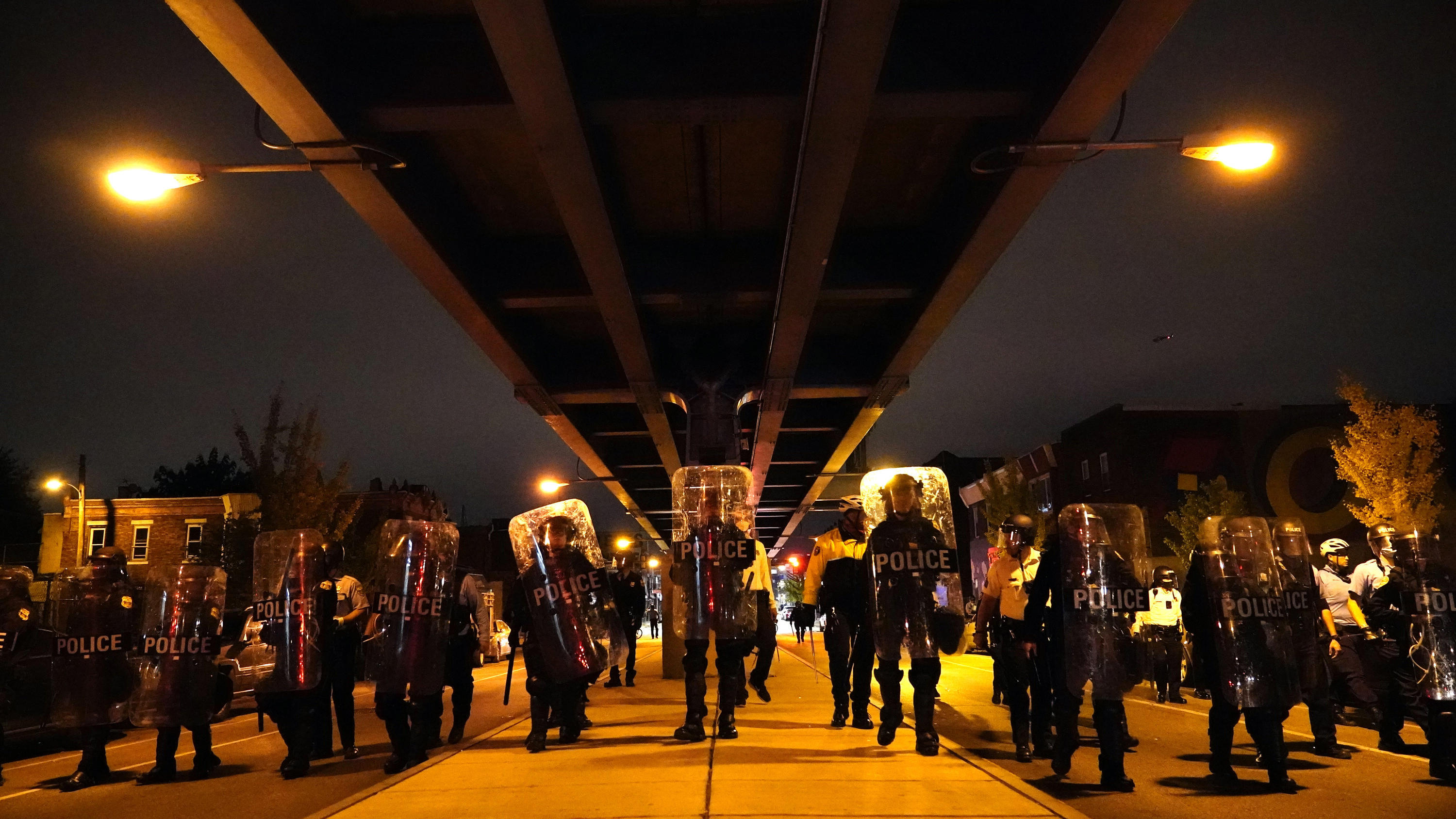 28.10.2020, USA, Philadelphia: Polizisten bilden während einer Demonstration gegen Polizeigewalt nach dem Tod eines Schwarzen durch Polizeischüsse eine Kette. Polizisten in der Stadt Philadelphia im US-Bundesstaat Pennsylvania hatten am 26. Oktober d