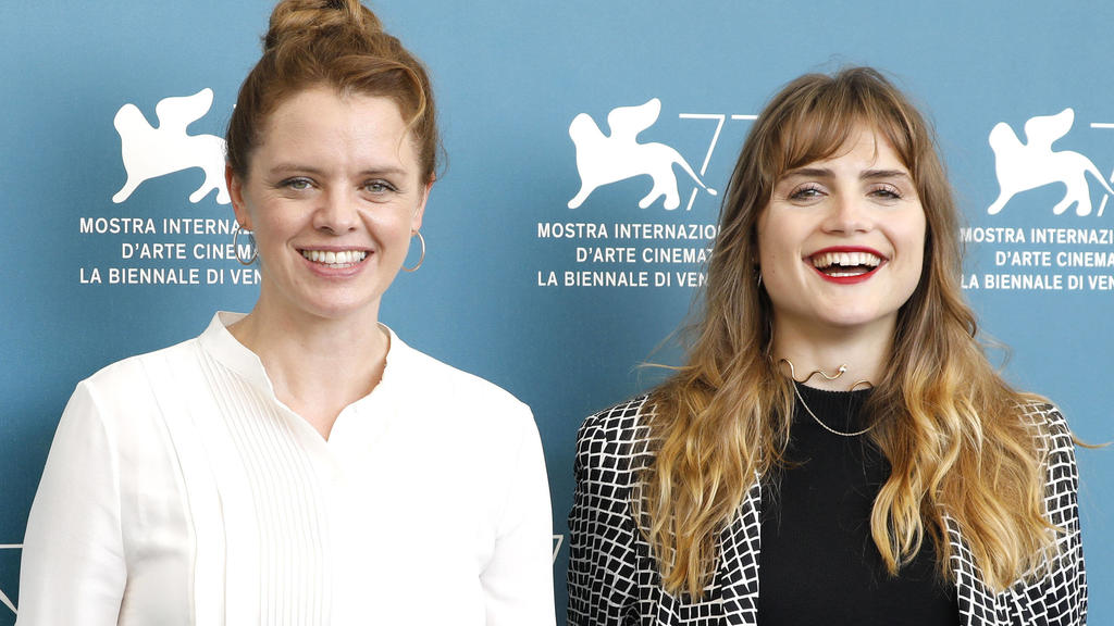 Julia von Heinz und Mala Emde beim Photocall zum Kinofilm Und morgen die ganze Welt / And Tomorrow the Entire World auf der Biennale di Venezia 2020 / 77. Internationale Filmfestspiele von Venedig im Palazzo del Casino. Venedig, 10.09.2020 *** Julia