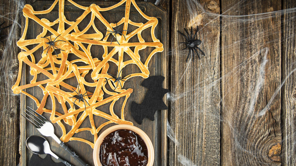 Halloween-Dessertpalatschinken: Spinnennetz mit Marmelade.