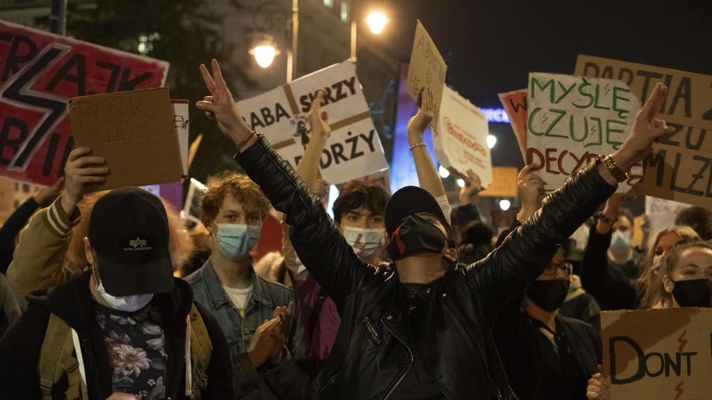 Polen, Proteste gegen das Abtreibungsrecht in Warschau Manifestation pour le droit a l avortement, Varsovie, 28.10.2020 A l appel du mouvement Strajk Kobiet, des milliers de femmes se sont reunis pour protester contre l interdiction quasi-totale de l