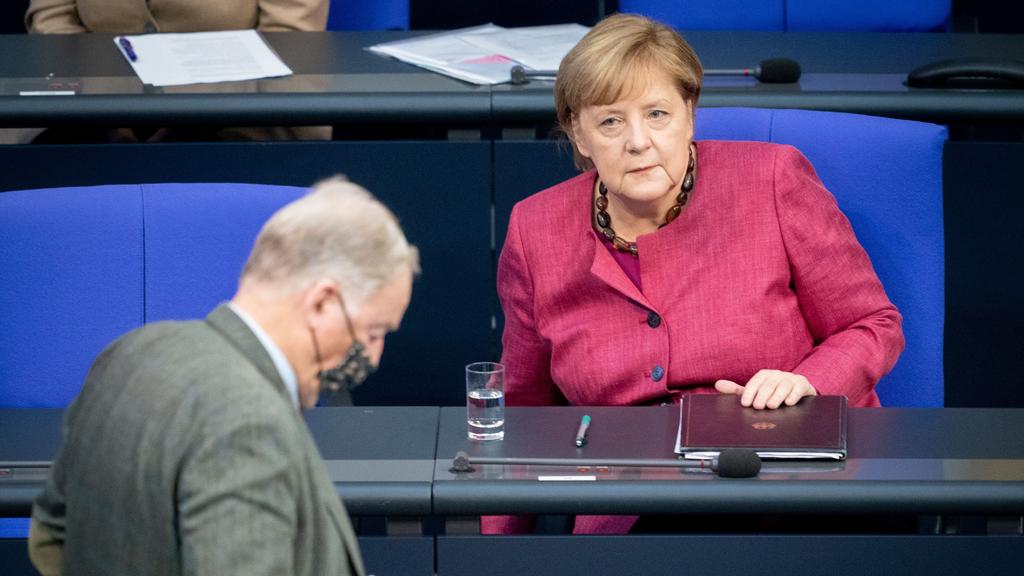 29.10.2020, Berlin: Alexander Gauland, Fraktionsvorsitzender der AfD, geht vor Bundeskanzlerin Angela Merkel (CDU), die eine Regierungserklärung im Bundestag zur Bewältigung der Corona-Pandemie abgegeben hatte, zum Rednerpult. Foto: Kay Nietfeld/dpa