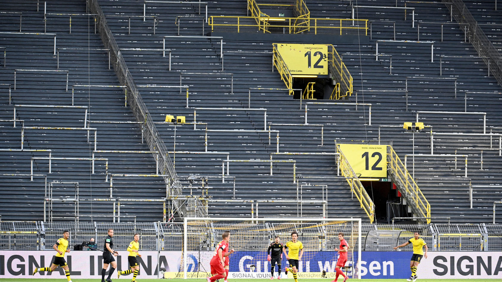 Wird das Gigantentreffen zwischen Borussia Dortmund und dem FC Bayern München zum Geisterspiel?