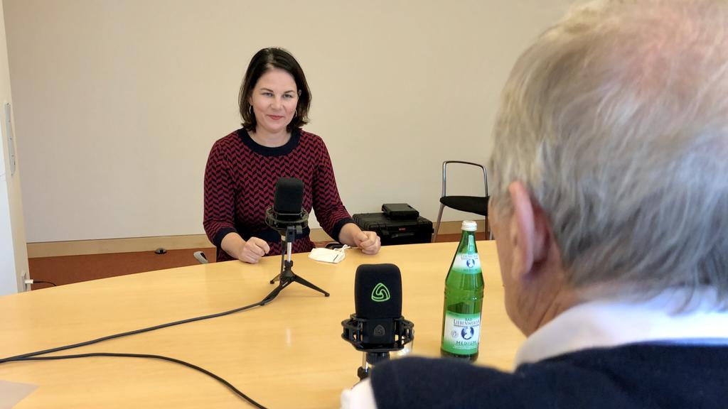 Baerbock bei der Aufnahme des Podcasts.