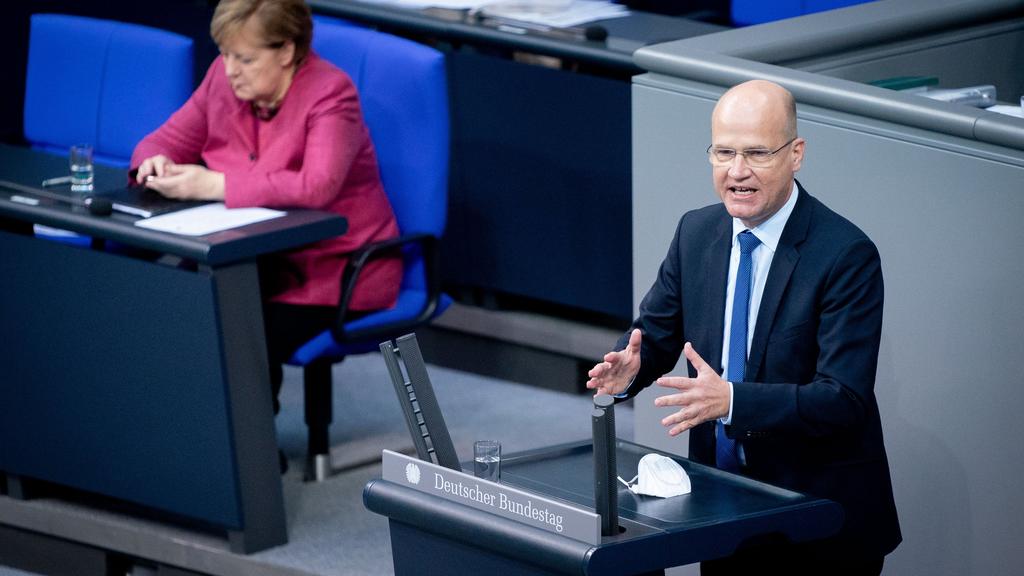 29.10.2020, Berlin: Ralph Brinkhaus (CDU), Vorsitzender der CDU/CSU-Bundestagsfraktion, spricht vor Bundeskanzlerin Angela Merkel (CDU). Sie hatte eine Regierungserklärung zur Bewältigung der Corona-Pandemie abgegeben. Foto: Kay Nietfeld/dpa +++ dpa-