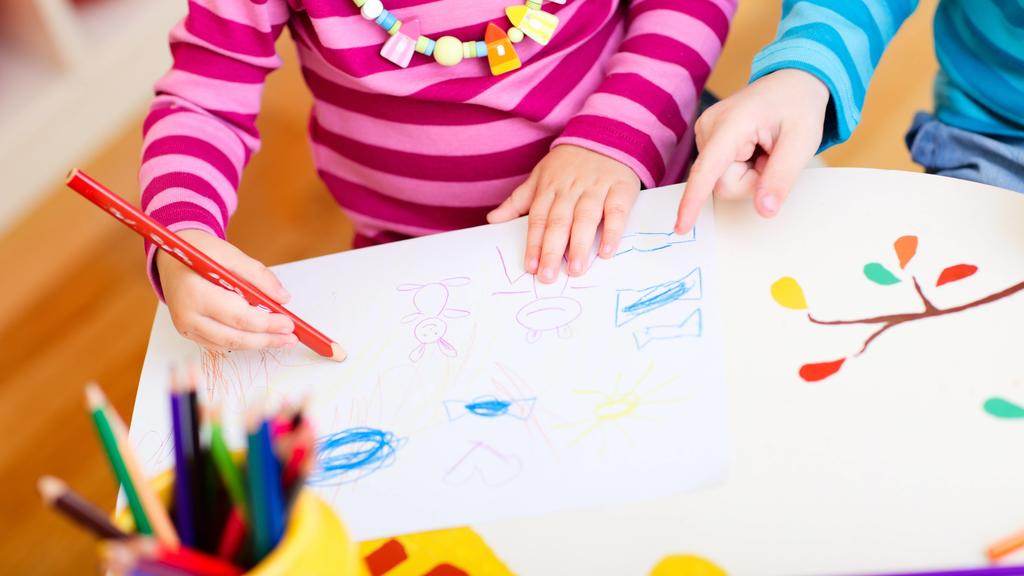 zwei kleine Kinder malen mit Buntstiften two little children drawing with crayons BLWS272249