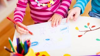  zwei kleine Kinder malen mit Buntstiften two little children drawing with crayons BLWS272249