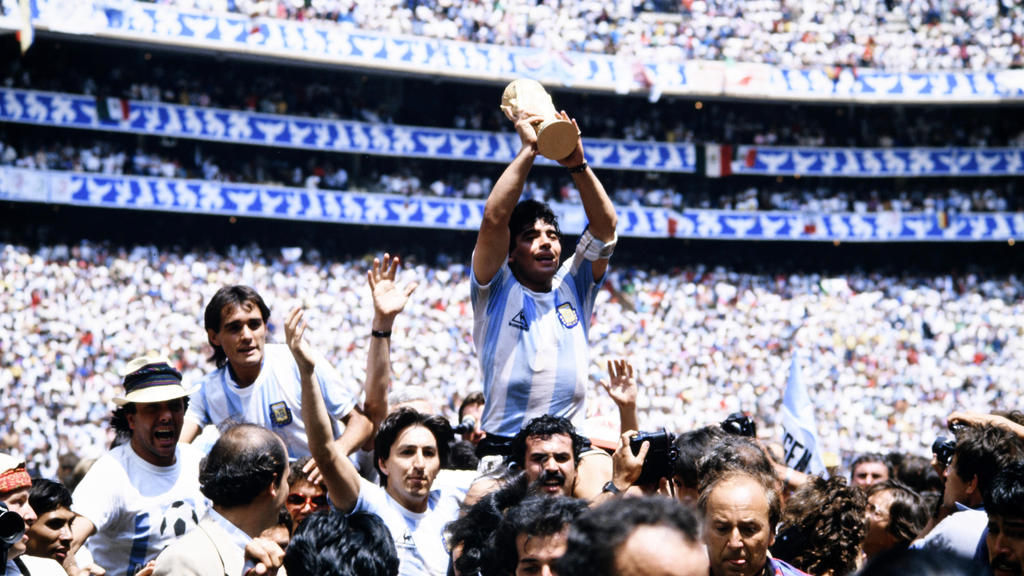 MARADONA Diego Team Argentina mit dem WM Pokal bei der Siegerehrung im Azteka Stadion Endspiel FIFA WM Finale 1986 in Mexiko Argentinien - Deutschland 3 : 2 am 29.06.1986 in Mexiko - Stadt *** MARADONA Diego Team Argentina with the World Cup at the