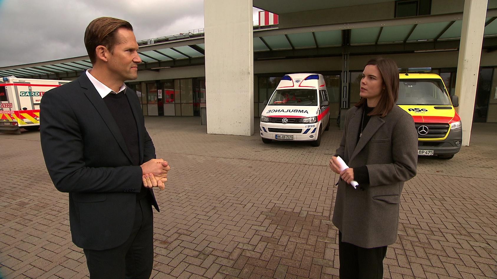 Prof. Herborn vom Asklepios-Klinikum Hamburg und RTL-Reporterin Linda Mürtz im Gespräch