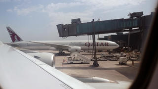 Ein Flugzeug vom Typ Airbus A380 steht am 05.03.2017 auf dem internationalen Flughafen von Katar in Doha, Katar. Mehrere arabische Golfstaaten und Ägypten haben die diplomatischen Beziehungen zu Katar abgebrochen. Als Reaktion auf die diplomatische Krise mit Katar stellte die Fluglinie Etihad Airways alle Flüge in das Golfemirat ein. Etihad ist die nationale Fluggesellschaft der Vereinigten Arabischen Emirate. Von Dienstagmorgen (06.06.2017) an würden bis auf weiteres keine Maschinen mehr in die katarische Hauptstadt Doha fliegen, teilte Etihad mit. Auch die Fluglinie Flydubai mit Sitz im Emirat Dubai will von Dienstag an Katar nicht mehr anfliegen. Foto: Jochen Lübke/dpa | Verwendung weltweit