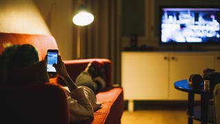 Gleichzeitig mit dem Handy und Fernsehen beschäftigen ist schlecht für's Gehirn - das behaupten zumindest Forscher.