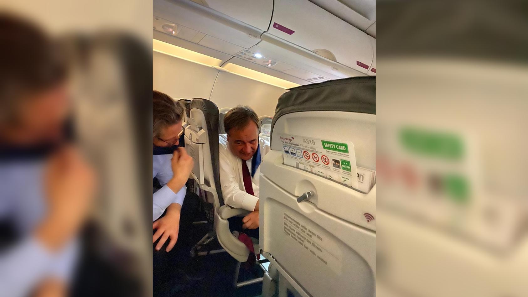 NRW-Ministerpräsident Armin Laschet in einem Flieger vom Flughafen Köln/Bonn nach Berlin - auf dem Bild hat er den Mund-Nasen-Schutz nicht übergezogen.