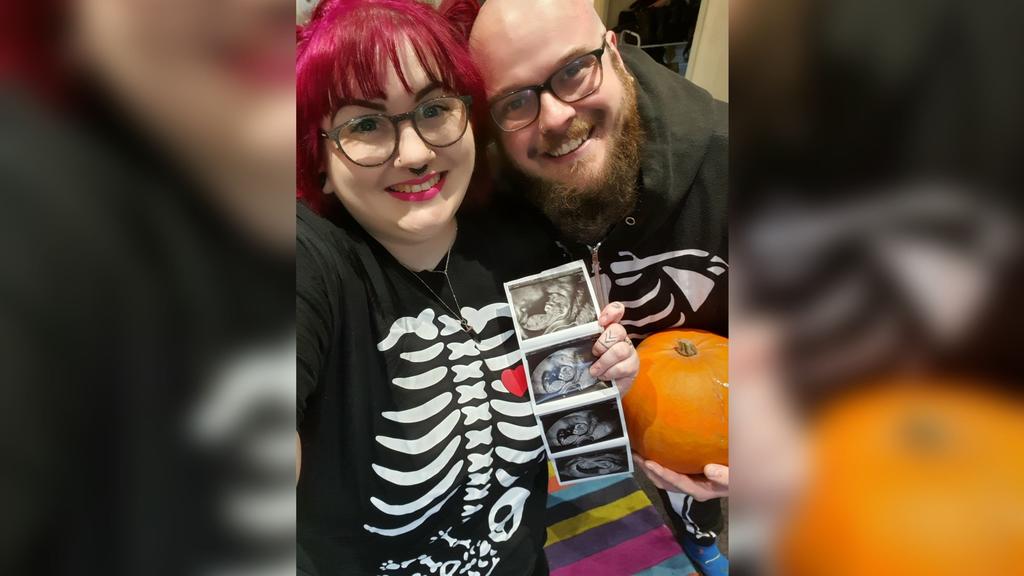 Hana Speariett (31) und ihr Partner Karl (34) finden die Ähnlichkeit zu Donald Trump einfach nur witzig.