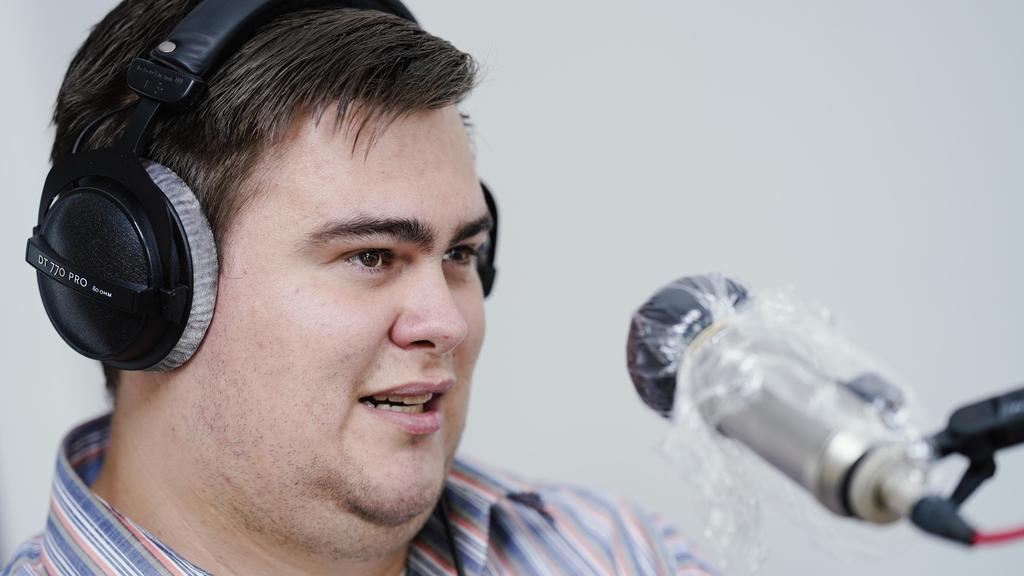 ARCHIV - 12.10.2020, Baden-Württemberg, Mannheim: Sebastian Koch, Redakteur bei der Tageszeitung «Mannheimer Morgen» und Moderator des Stotterer-Podcast «P-P-P-Podcast - Der Podcast von Stotternden für Stotternde», spricht im Podcast-Aufnahmestudio w