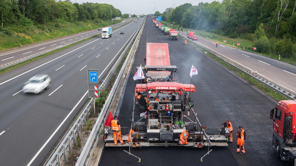 ARCHIV - 22.05.2020, Niedersachsen, Hannover: Bauarbeiter asphaltieren die Autobahn A2. (zu dpa «Zahl der 24-Stunden-Baustellen deutlich gestiegen - Bayern führt») Foto: Julian Stratenschulte/dpa +++ dpa-Bildfunk +++