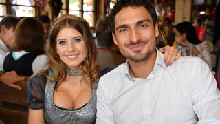 FC Bayern Munich's Mats Hummels and his wife Cathy Hummels pose during their visit at the Oktoberfest in Munich, Germany, September 23, 2017. REUTERS/S. Widmann/Pool