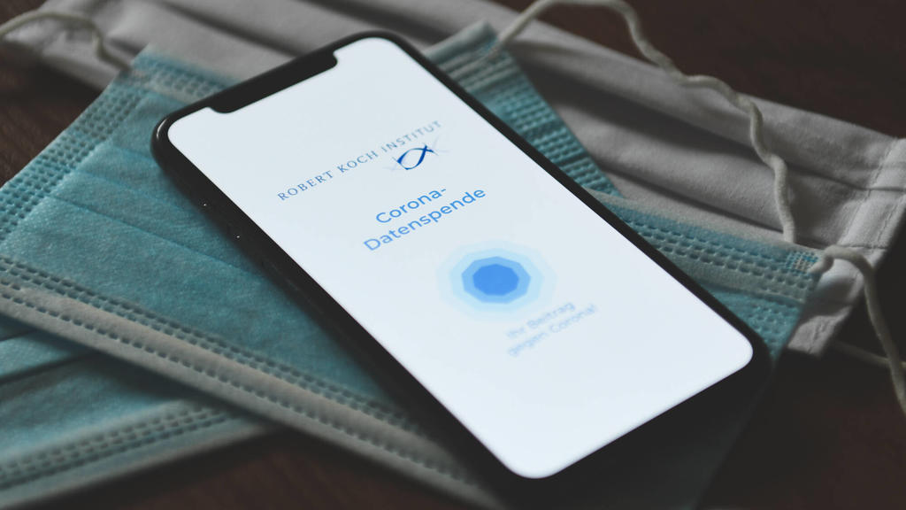 Coronavirus-App auf des RKI dem Smartphone, Coronavirus-App auf einem Smartphone. Die Datenspende-App vom Robert Koch Institut RKI auf einem iphone installiert, uebermittelt Gesundheits und Aktivitaetsdaten zur schnelleren Eindaemmung der Pandemie.