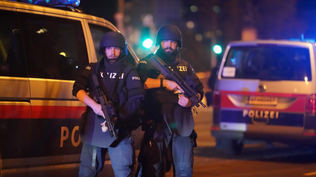 Nach dem mutmaßlichen Terroranschlag ist in der Wiener Innenstadt nun auch die Armee mit Soldaten im Einsatz.