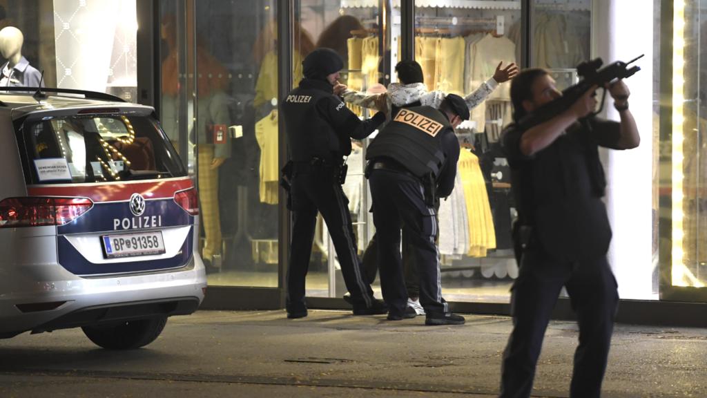 Die Polizei rief die Bürger dazu auf, öffentliche Plätze zu meiden.