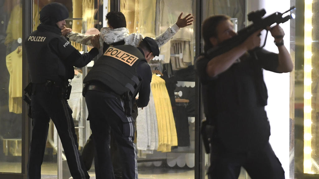 02.11.2020, Österreich, Wien: Schwerbewaffnete Polizisten kontrollieren in der Wiener Innenstadt eine Person. Ein Beamter hat sein Gewehr im Anschlag. Bei den Schüssen in Wien handelt es sich nach den Worten von Österreichs Innenminister augenscheinl