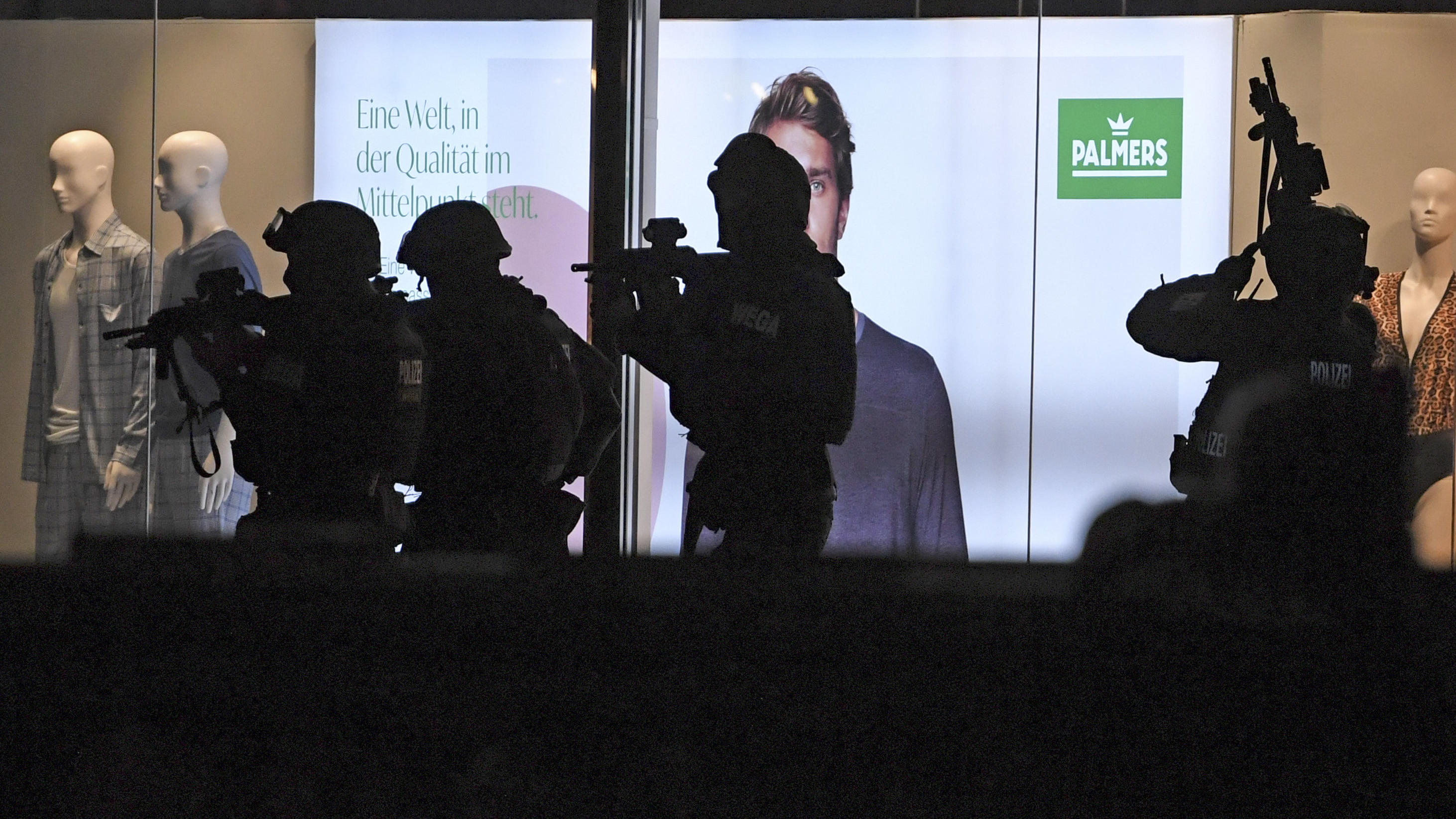 02.11.2020, Österreich, Wien: Schwerbewaffnete Polizisten sind in der Wiener Innenstadt im Einsatz. Bei einem mutmaßlichen Terroranschlag in der Wiener Innenstadt sind mehrere Menschen getötet und verletzt worden. Foto: Roland Schlager/APA/dpa +++ dp